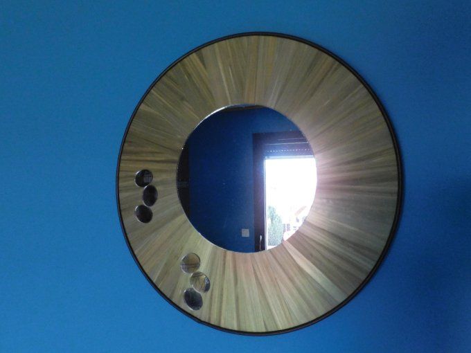 Miroir en marqueterie de paille.