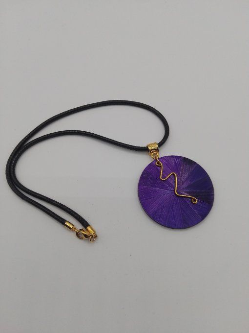 Collier sol violet.