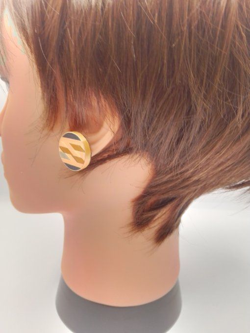 BOUCLES D OREILLES PUCES FANTAISIES EN MARQUETERIE DE PAILLE.