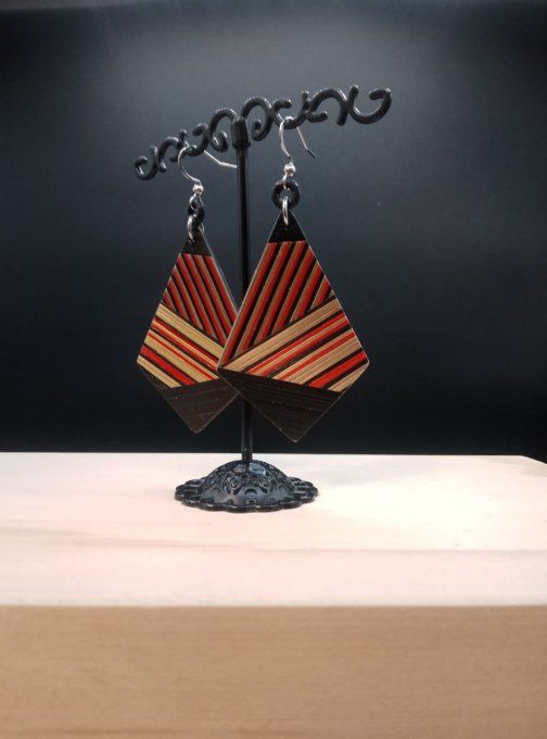 Boucles d'oreilles en marqueterie de paille.